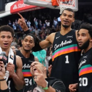 22+10+10，4号秀超级崛起，说他是保罗接班人，可能并非开玩笑|马刺|克里斯·保罗|卡斯尔|哈珀|圣安东尼奥马刺队_新浪体育_新浪新闻